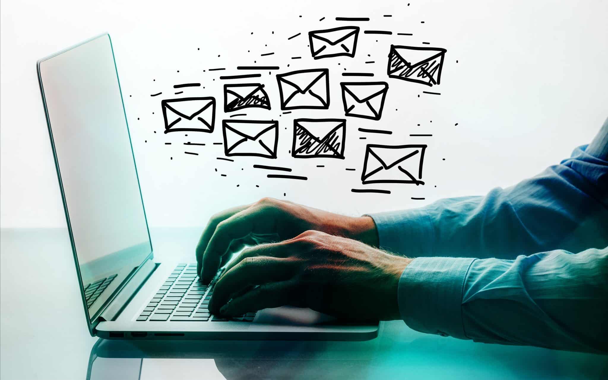 Bilde som illustrerer e-postmarkedsføring ved å vise laptop med hender som skriver på tastaturet og tegnede konvolutter som flyr ut av skjermen..