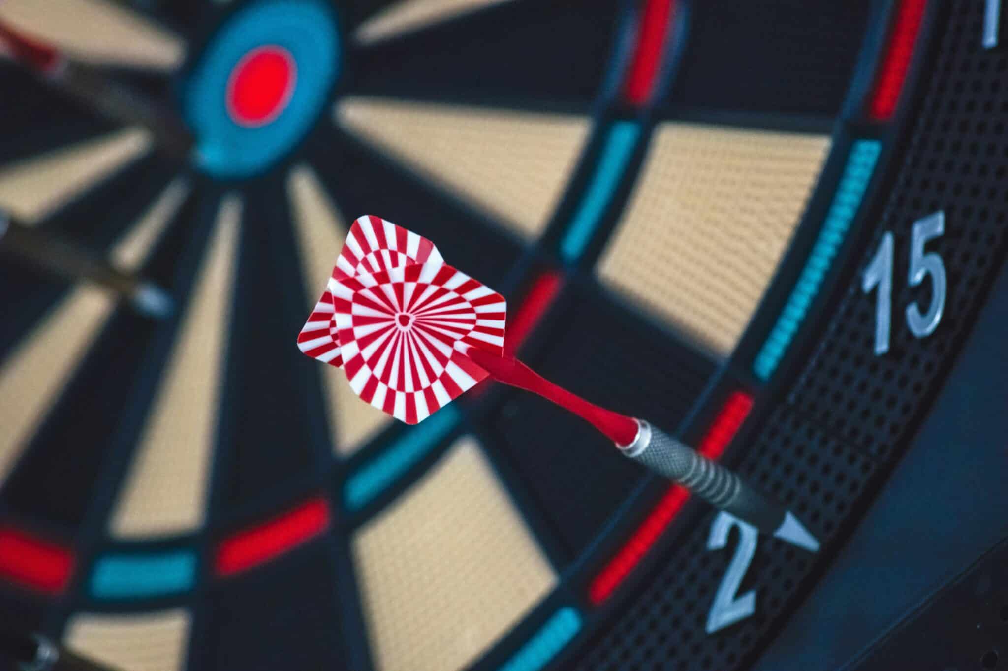 Bilde av dartboard hvor pilen har truffet utenfor målområdet